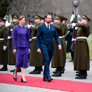 Ruvdnaprinsa Haakon ja Presideanta Kaljulaid inspisereba estilaš gudnigardena. Govva: Lise Åserud, NTB Scanpix